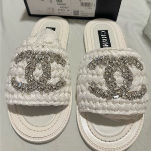 Authentic sandals CHanel new .cristales